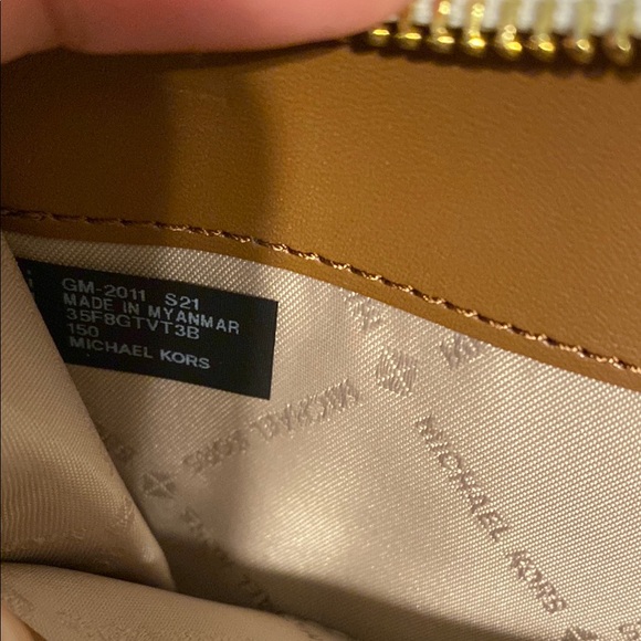 Michael Kors Cream Wristlet Wallet - Picture 8 of 13